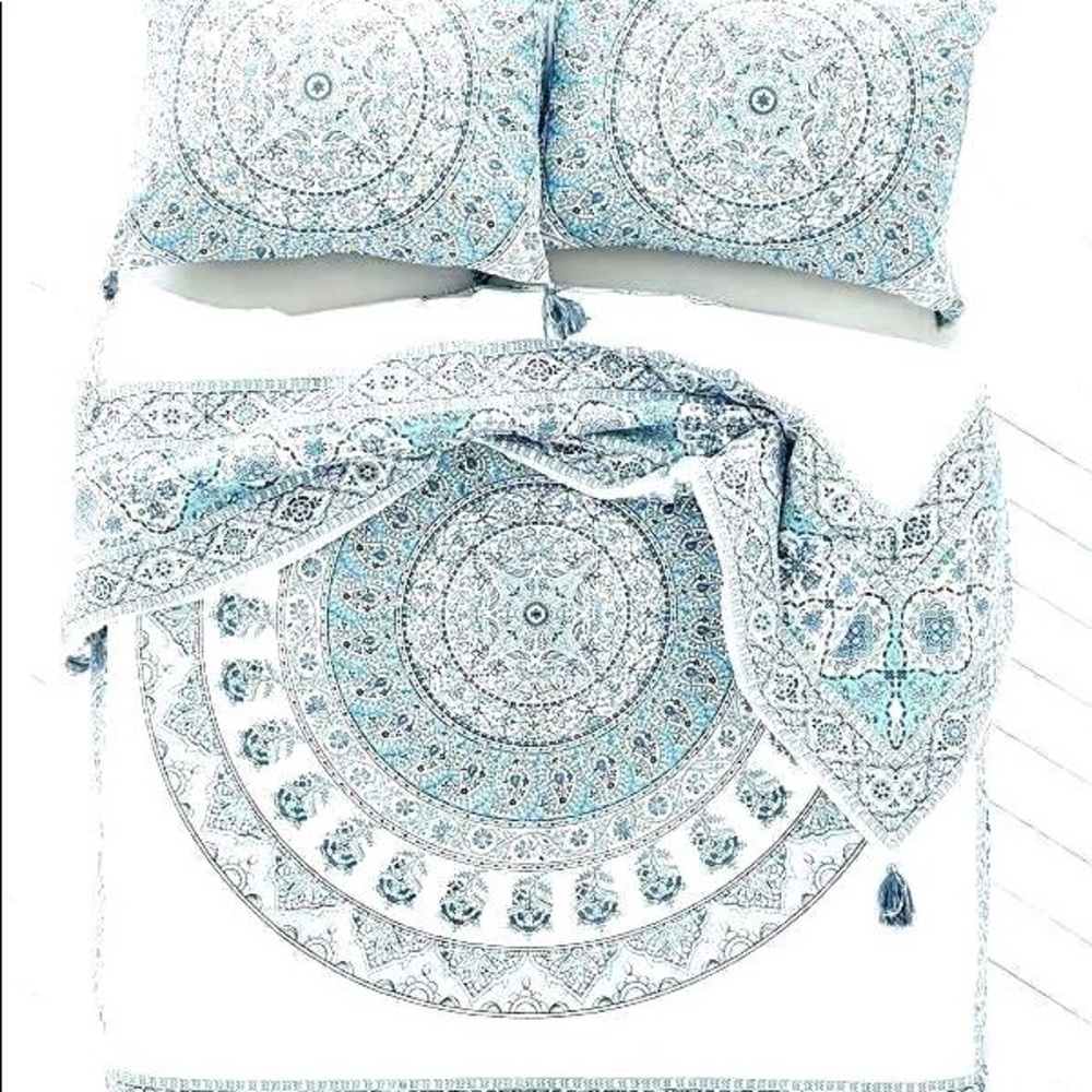 SALE URBAN OUTFITTER TWIN SIZE MEDALLION COMFORTER